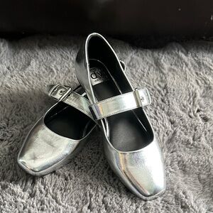 NWT Dolce vita Stylish Silver flat Shoes 7.5